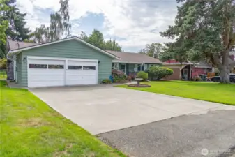 Double-Garage & driveway