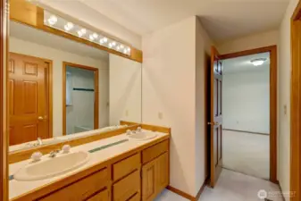 Large bathroom shared with the 2 bedrooms!