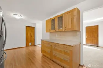 Plenty of storage for all your kitchen needs.