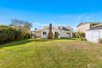 Looking to the backyard, from the very back fence.