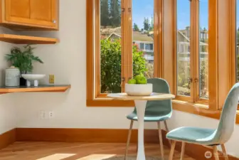 Light-filled kitchen eating nook