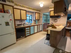 Open kitchen, the refrigerator stays.