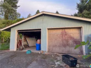 Extra-large detached garage 576 Sq ft.