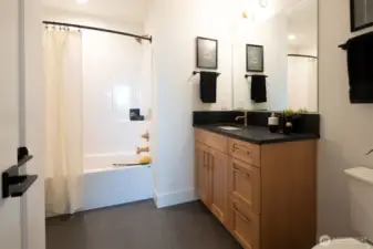 Upstairs Full Bathroom