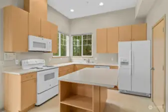 Spacious kitchen w/ new stove