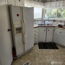 Nicely laid out kitchen with plenty of storage