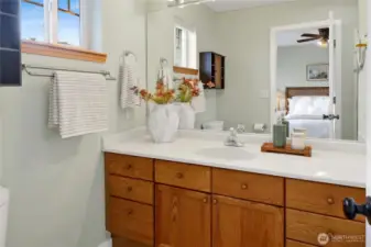 Primary bath en-suite