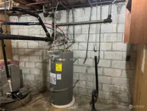 Electric hot water heater