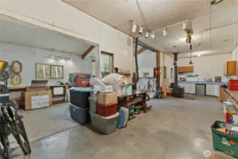 Big shop space for all of your tools and ideas!