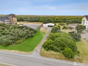 Large Property, with direct access to the beach!