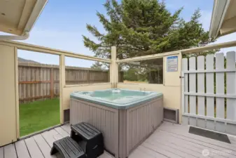 Private hot tub area with wind blocks!