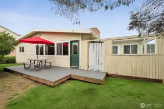 Backyard Deck, very private!