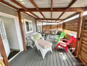 Large inclosed back deck