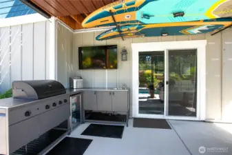 Outdoor kitchen; Easy access to lower level