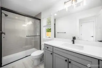 3/4 en-suite bath