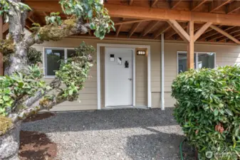 Gorgeous  daylight basement entry. Also has interior access to upstairs.