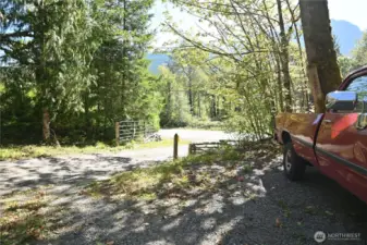 Entrance off Hwy 2 ~ within 20 minutes to Vail/Steven's pass ski & bike resort.