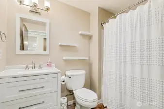 Full bath in hallway.