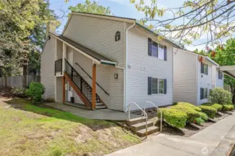 Well-maintained Heritage Forest condo with a prime top-floor end unit location—offering added privacy, and a quiet setting within the building.