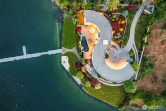 A true work of art from above – the S House’s iconic curves embrace dual circular courtyards and frame panoramic bay views. With 335’ of private shoreline, manicured grounds, and a rare deepwater dock, this Gig Harbor estate is as functional as it is unforgettable