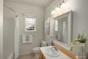 Second bathroom between bedrooms for easy access