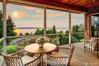 covered all season deck that take advantage of the sweeping views