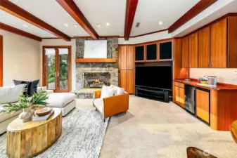 Ideal summer flow for movie nights and easy access to yard / hot tub