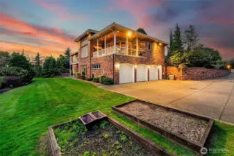 garden beds, level lawn and tons of privacy here