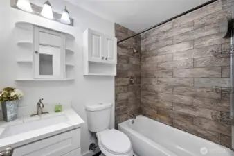 Full bath off hallway
