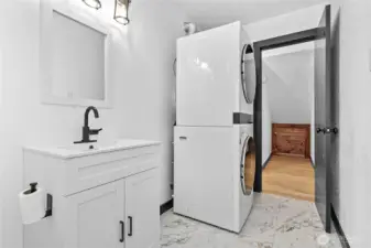 Downstairs bathroom + W/D