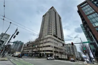 Bay Vista Tower, a luxury concrete & steel boutique style hi-rise with 73 fabulous homes located close to dining, shopping, Sculpture Park, Pier 70 Waterfront, Seattle Center, Pike Place Market & so much more.
