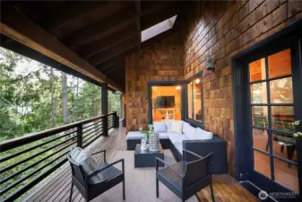 Beautifully crafted deck-perfect for parties.