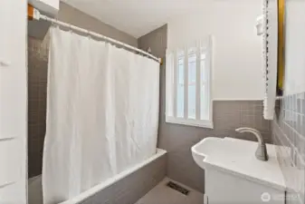 Main house full bathroom