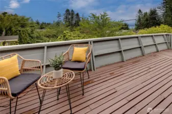 Expansive wrap-around deck