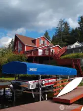 Boat lift with cover on.