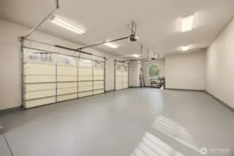Oversized 3+ car garage with work space