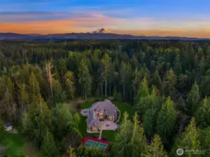 A lovely home tucked away yet just min. from HWY 18, Covington, Maple Valley and Black Diamond