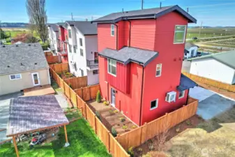 Side view shows the fully fenced yard!