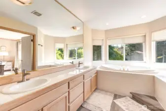 Large 5 Piece with Separated Toilet area