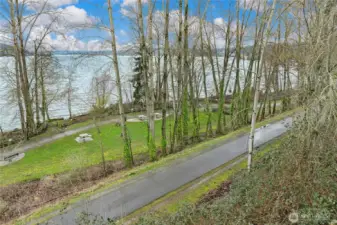 The Burke-Gilman trail is only 1.3 miles away and Log Boom Park on Lake Washington is only 2 miles.