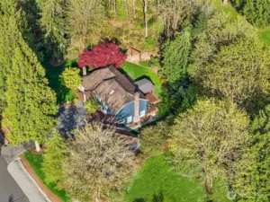 Loree Estates is situated at an ideal locale ~ perched at the crest of the hills above Lake Sammamish, with easy access to several shopping options, Downtown Issaquah, great commuter access to I-90, 405, and close proximity to the East Lake Sammamish Trail.