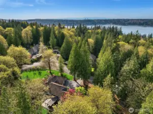 Loree Estates is situated at an ideal locale ~ perched at the crest of the hills above Lake Sammamish, with easy access to several shopping options, Downtown Issaquah, great commuter access to I-90, 405, and close proximity to the East Lake Sammamish Trail.