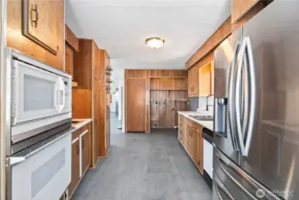 Kitchen new refer and dishwasher