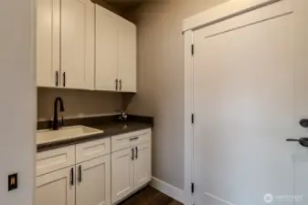 Laundry/utility room (garage access)