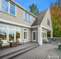 Wraparound Entertaining Deck