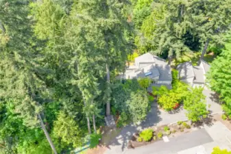 Great location — Holmes Point, Kirkland, WA! Just 20 minutes to Bellevue and Seattle. Only a 5-minute drive to the waterfront on Juanita Drive, with restaurants and coffee shops nearby.