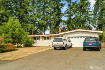 Welcome home.  Ready for you, this home features oversized yard, cul-de-sac and lots of off street parkibng.