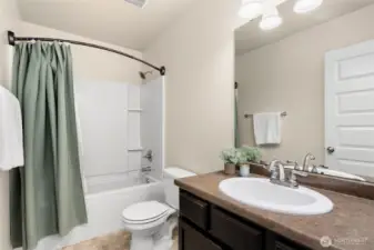 Upstairs Full Bathroom