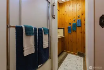 Main Floor tub & Shower