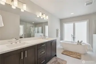 En-suite primary bathroom